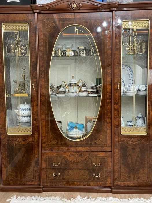 Продаётся горка, комод с зеркалом и стол