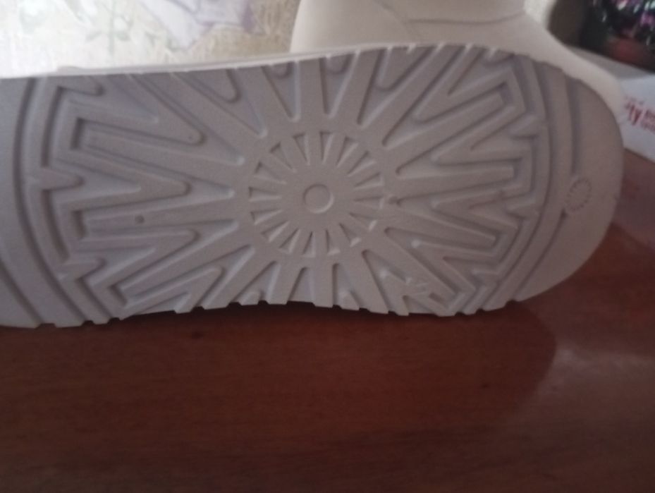 Продам Уги женские.