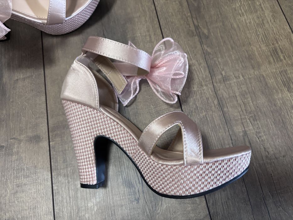 Розови сандали на ток