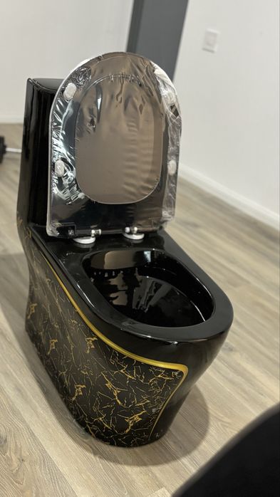 Vând vas WC negru cu model auriu – design premium