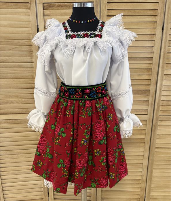Costum popular/traditional de Maramures pentru femei autentic, complet