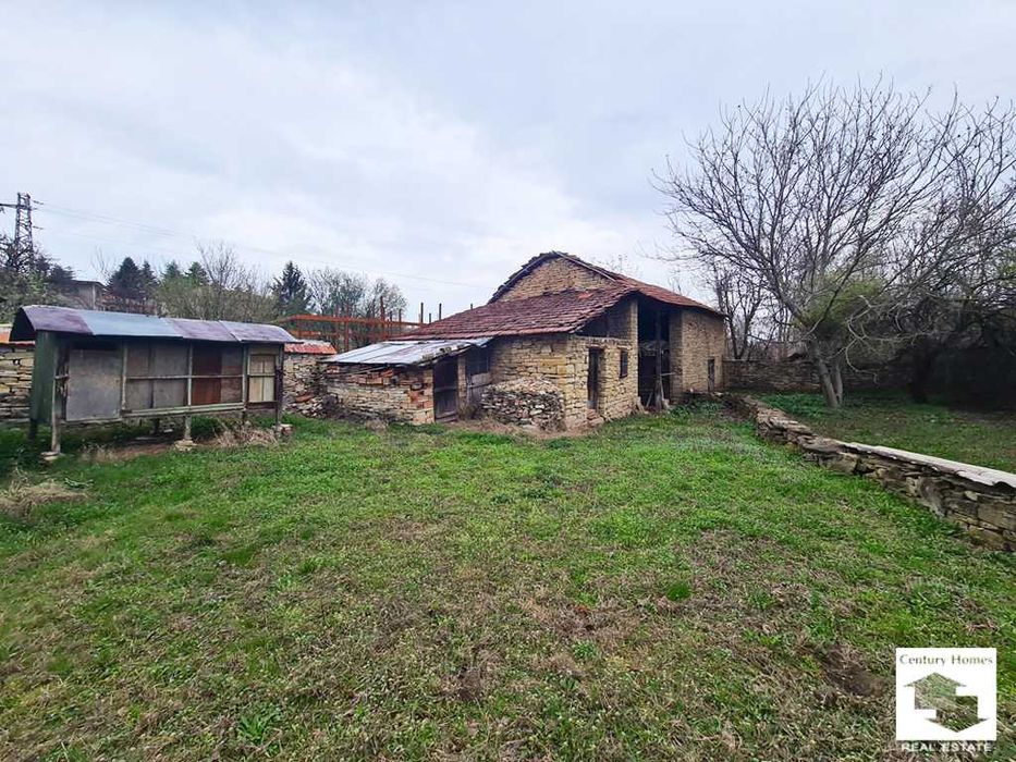 140312 Къща с равен двор и стопански постройки в с. Горна Липница