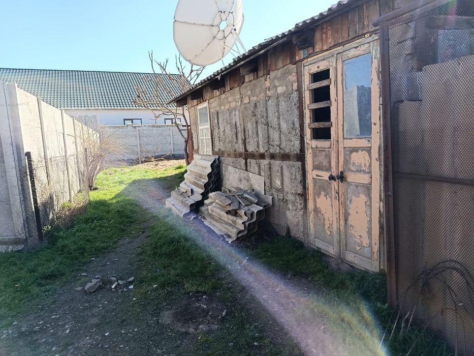 Продаётся участок, с отдельным въездом.