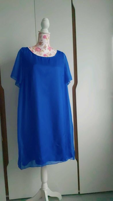 Vând rochii marimea M L XL și pe comandă.