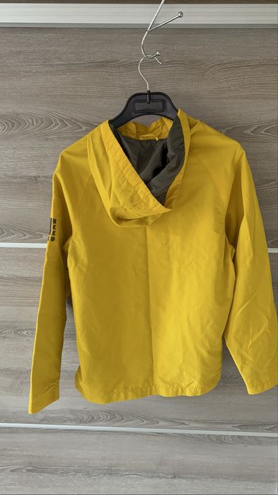 Ветровка Zara.