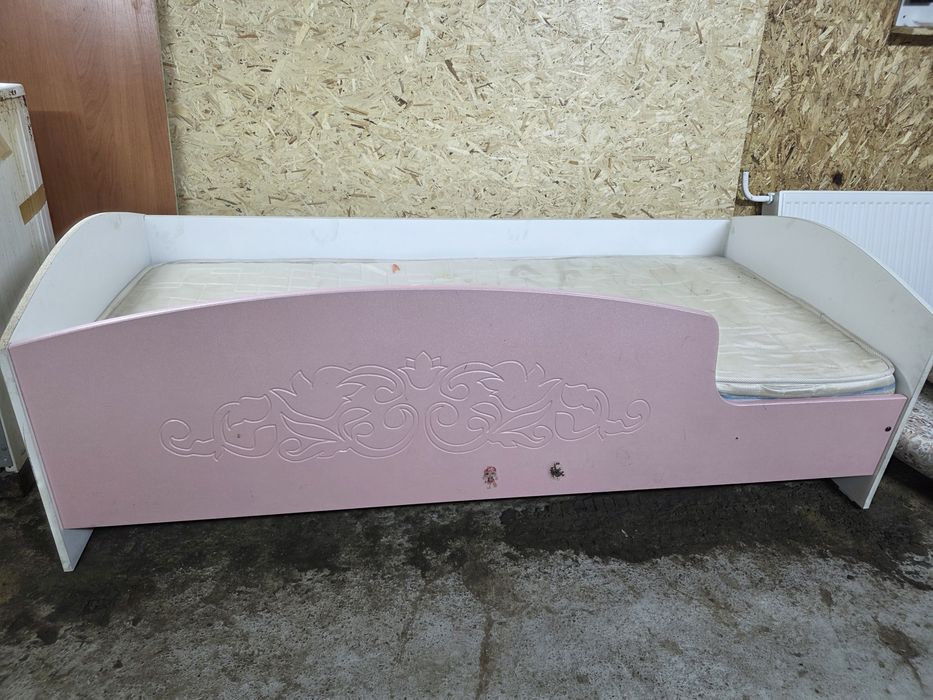 Односпальная кровать с матрасом