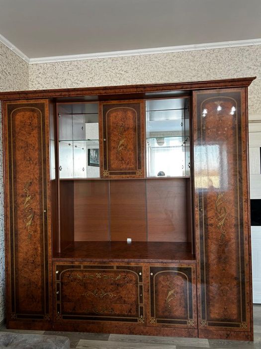 Продам шкаф в гостинную в (зал)