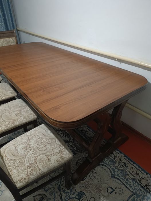 Овалный стол и стулья