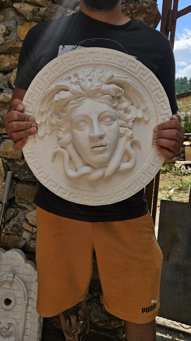 Човешки череп от бетон