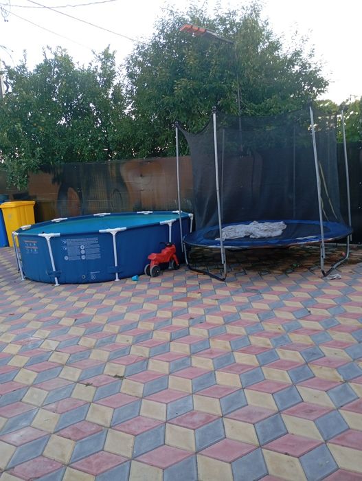 Piscina și trambulina