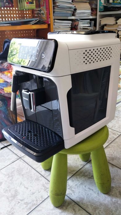 Продавам Автоматична кафемашина Philips 800 Series – Перфектно еспресо с един бутон, Бяла