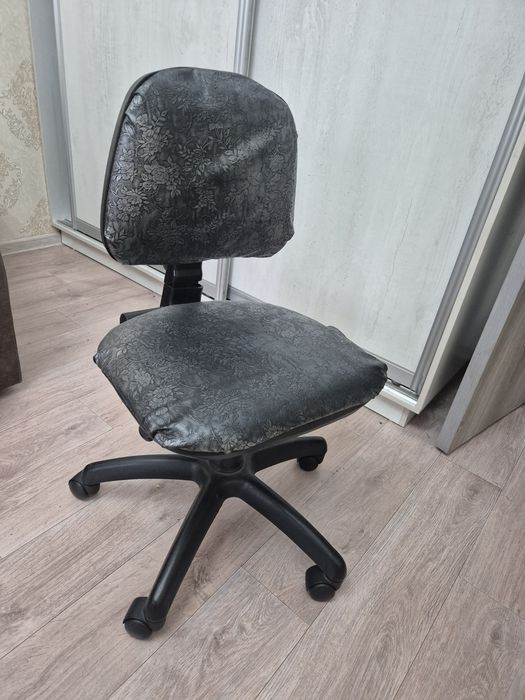 Срочно продам офисная кресло