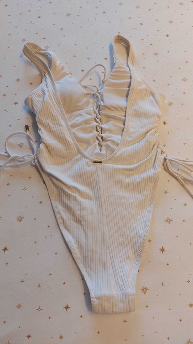 Costum de baie alb intreg