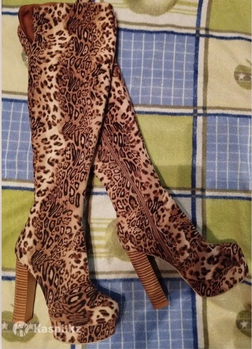 Продаю новые ботфорты.