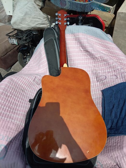 Продается гитара  рабочая в хорошем состоянии, работает