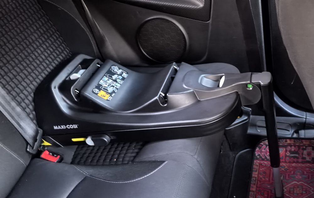 Столче за кола и база Maxi Cosi Cabriofix