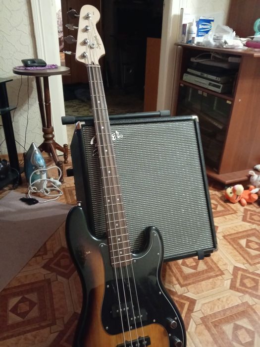 Продам бас гитару