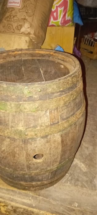Vând butoi din lemn 250 lei