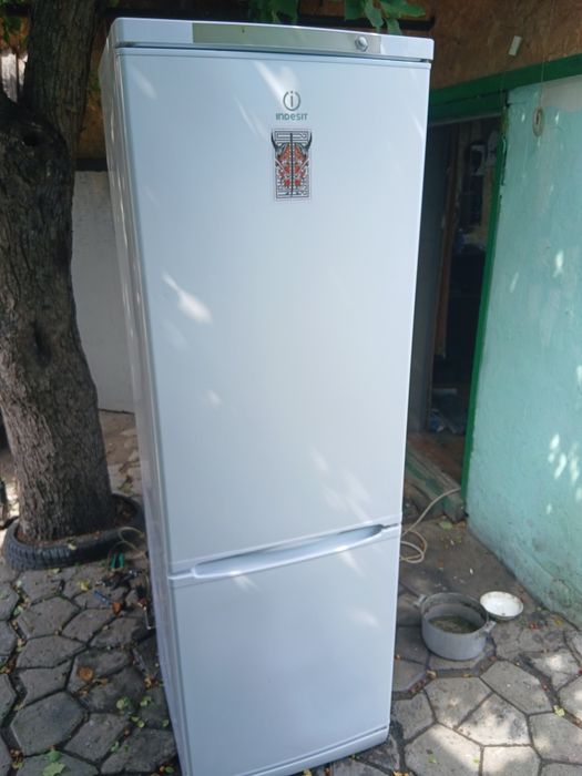 Холодильник Indesit 1,85 м