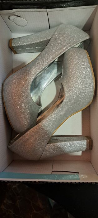 Сребристи обувки и чанта