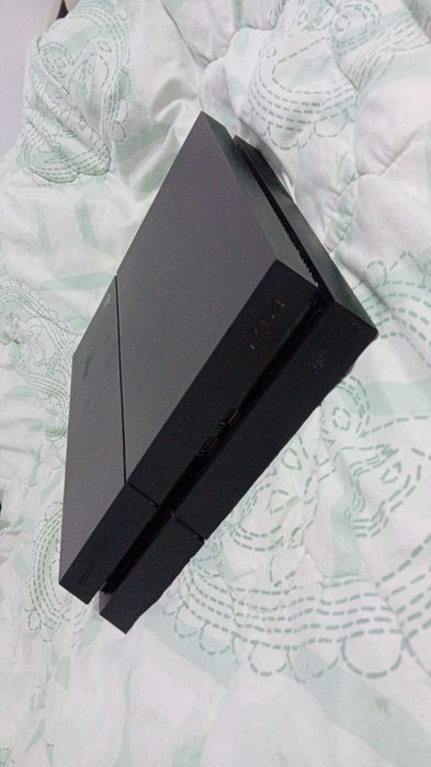 Vând Ps4,cu o maneta+un joc:alien isolation