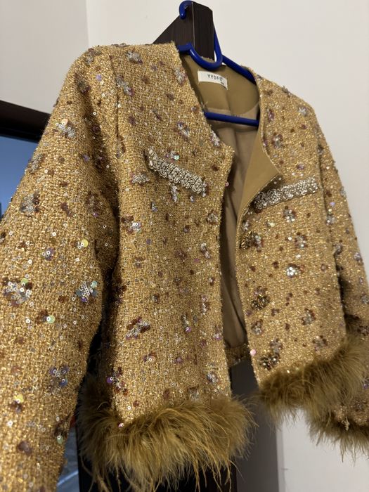 Золотистый костюмчик