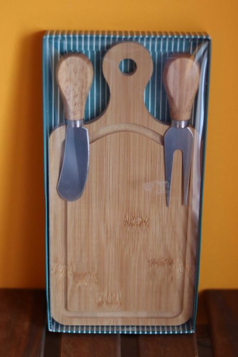 Комплект за сервиране на сирена – бамбукова дъска и 2 ножа