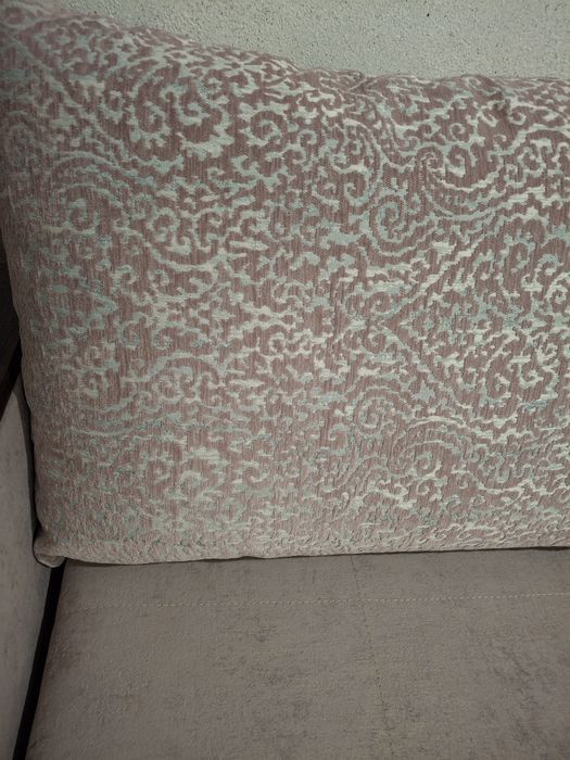 Диван  с подушками