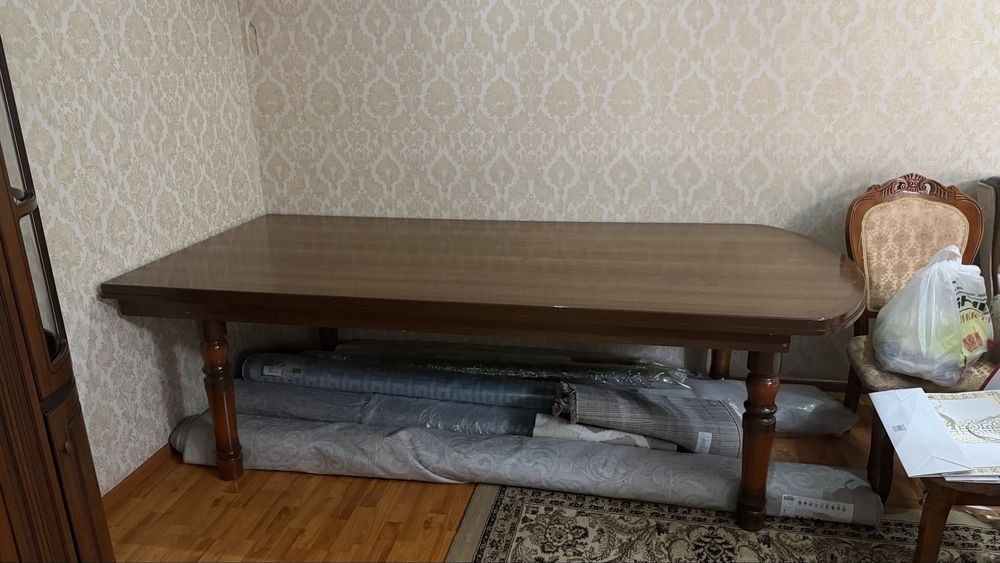 Продаётся массивный классический обеденный стол в хорошем состоянии.