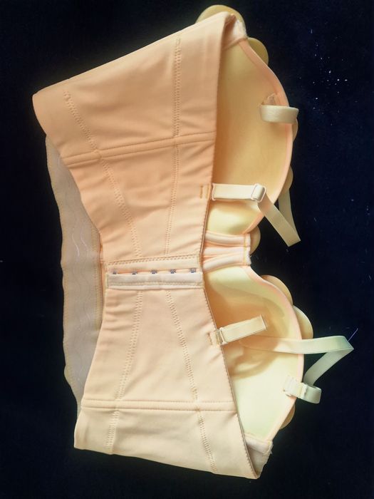 Наситено жълт корсет с чашки нов.