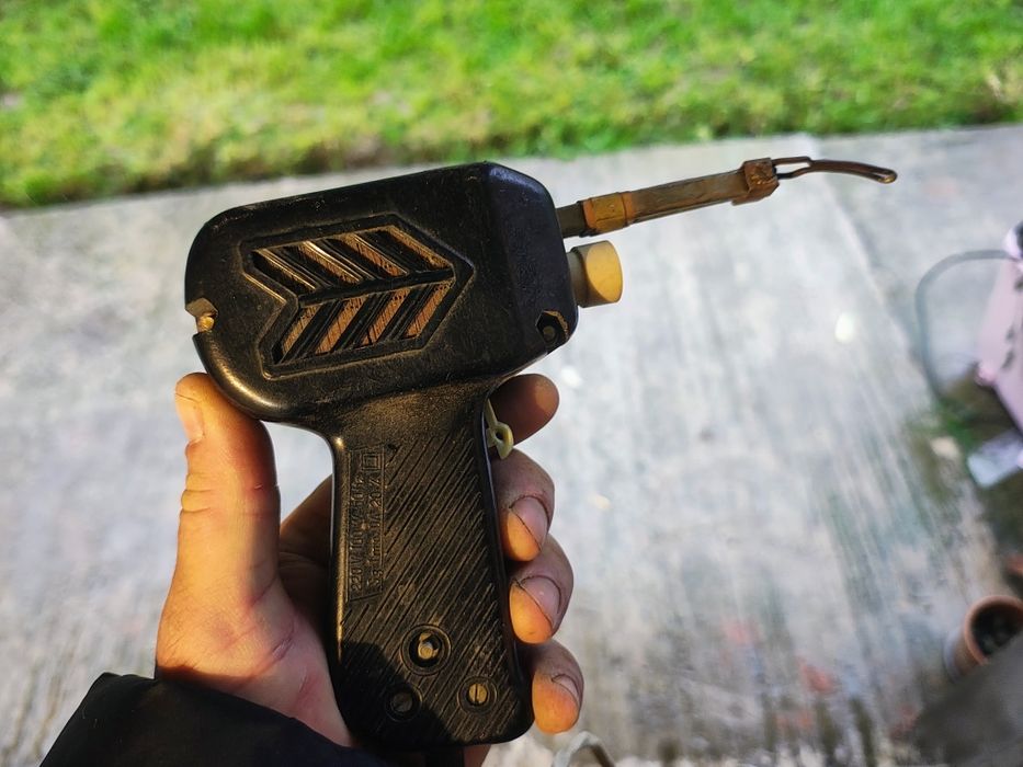 Pistol de lipit romanesc