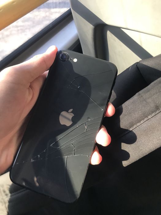 Айфон се 2020.