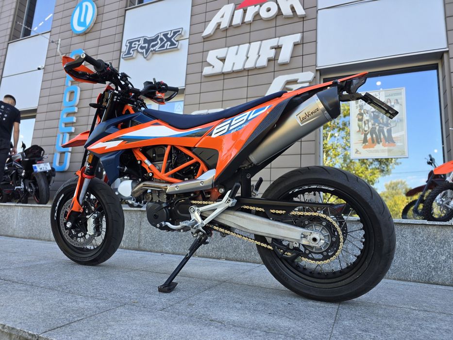 KTM 690 SMC-R 2023 Supermoto