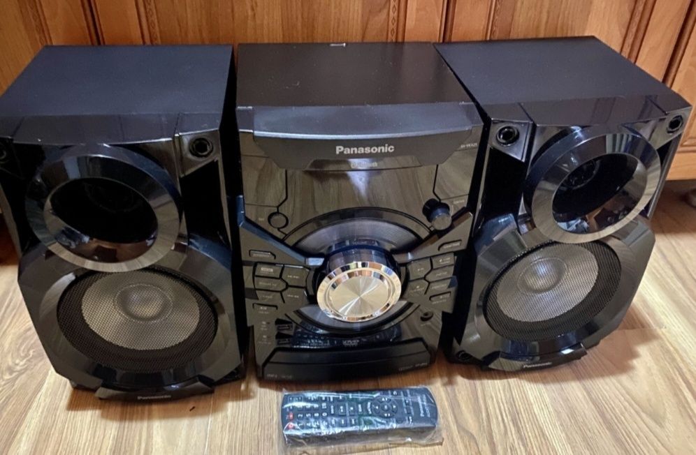 Музикальный центр сотилади panasonicc