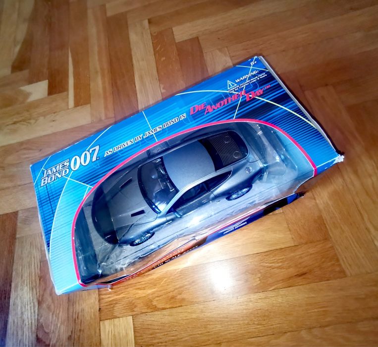 Колекционерски модел на Aston Martin V12 Vanquish Джеймс Бонд филм !