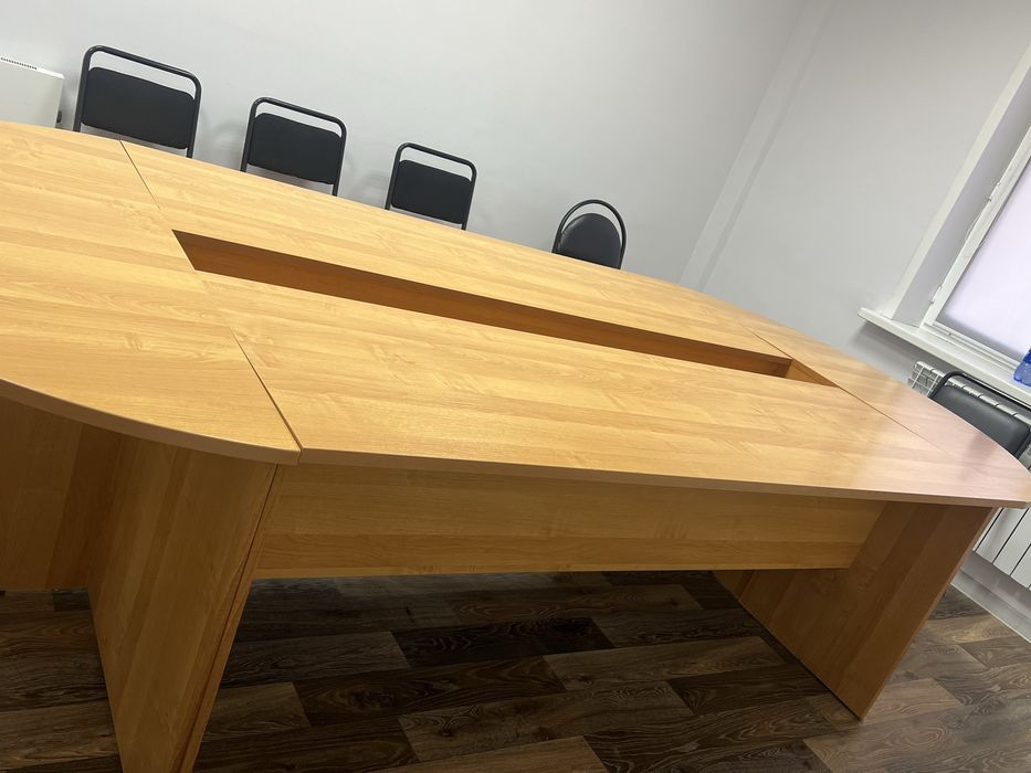 Продам конференц-стол / стол для переговоров