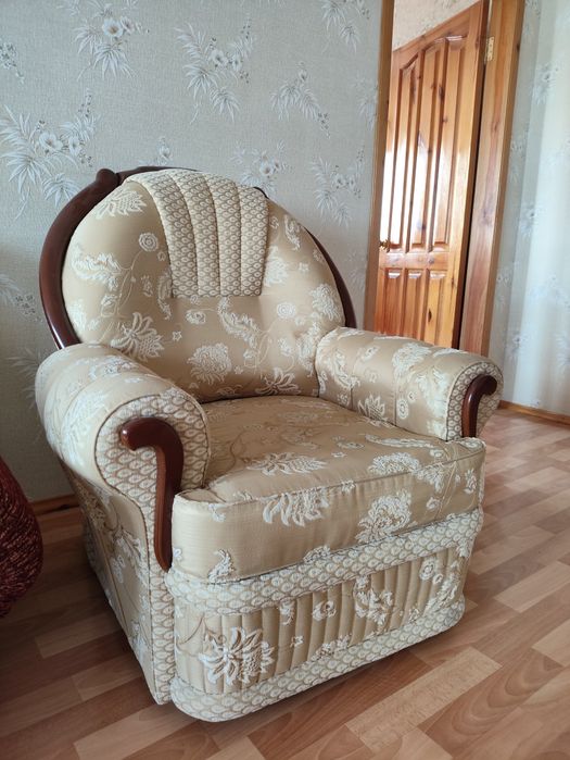Мягкое кресло в классическом стиле.