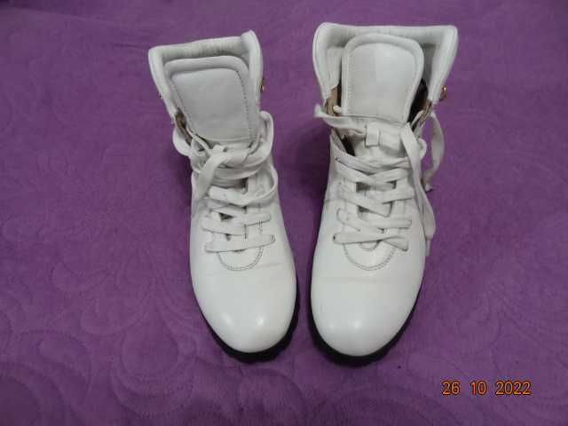 Кожаные демисезонные белые ботинки 38 р.