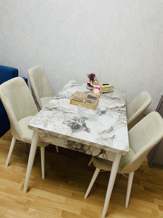 Продам стол со стульями.