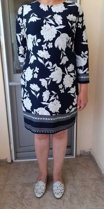 Тъмносиня рокля на цветя