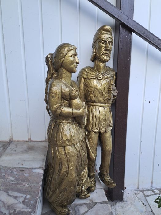 Statuete Dacice din lemn.