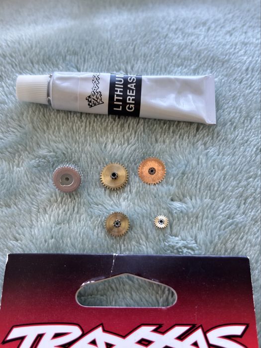 Set pinioane metalice Traxxas 2064R – Full box, ca noi