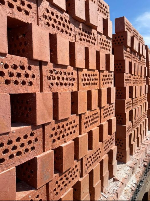 Кирпичи  красный