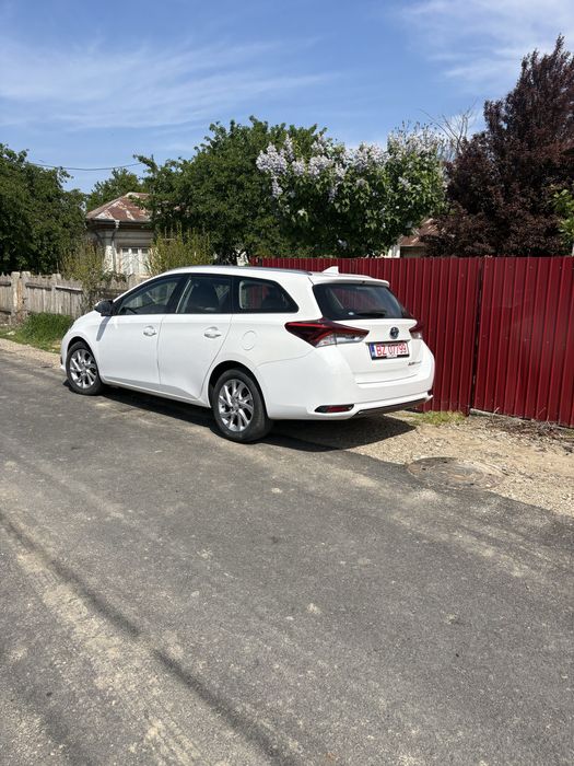 Toyota Auris 1.8 Hybrid (accept variante doar cu vulcanizare mobila )