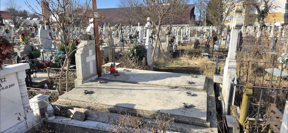 Cavou 2 pers.Cimitirul Central Bacau Loc de veci