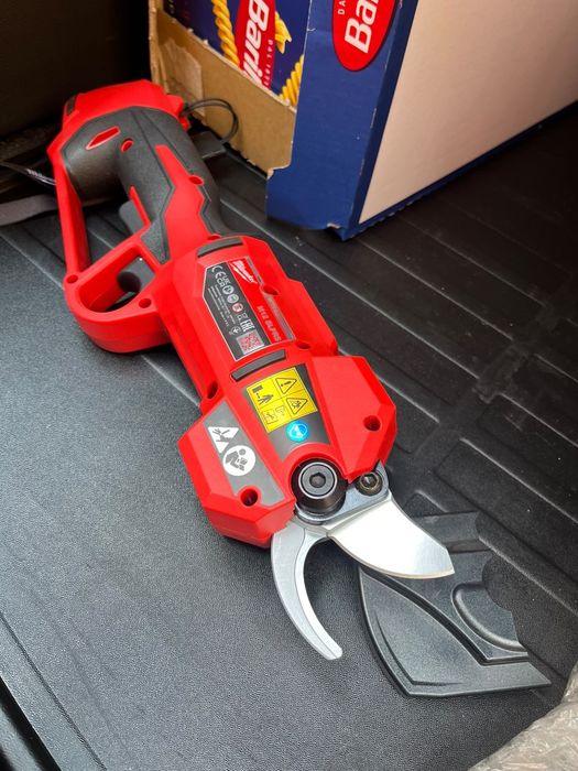 Foarfeca pentru taiat ramuri crengi Milwaukee M12 BLPRS-202, fara perii, 12V, pentru taiat ramuri pana la 32 mm