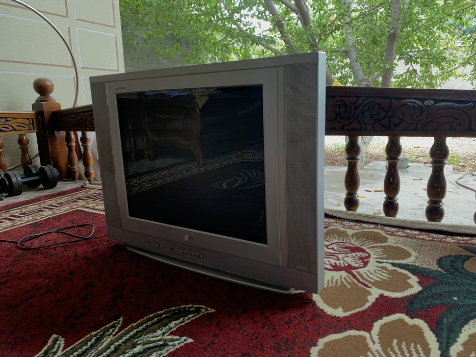 LG televizor sotiladi srochna holati yaxshi ishlidi