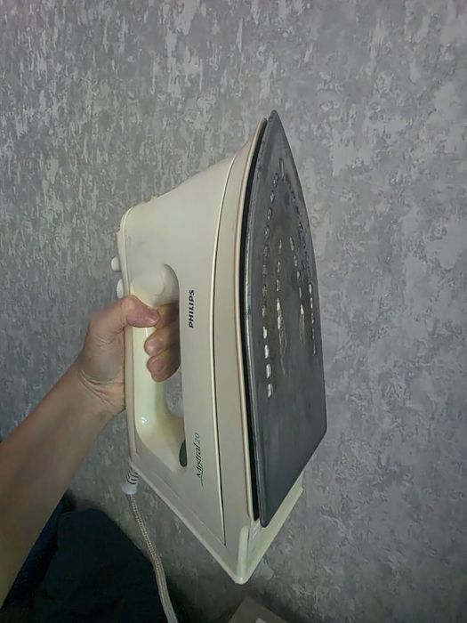 Утюг и гладильная доска