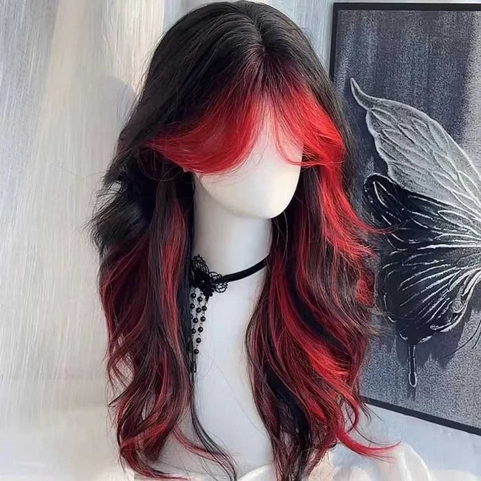 Ефектна омбре черна перука с червени кичури и краища