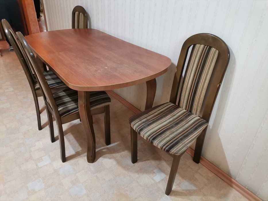 Стол со стульями